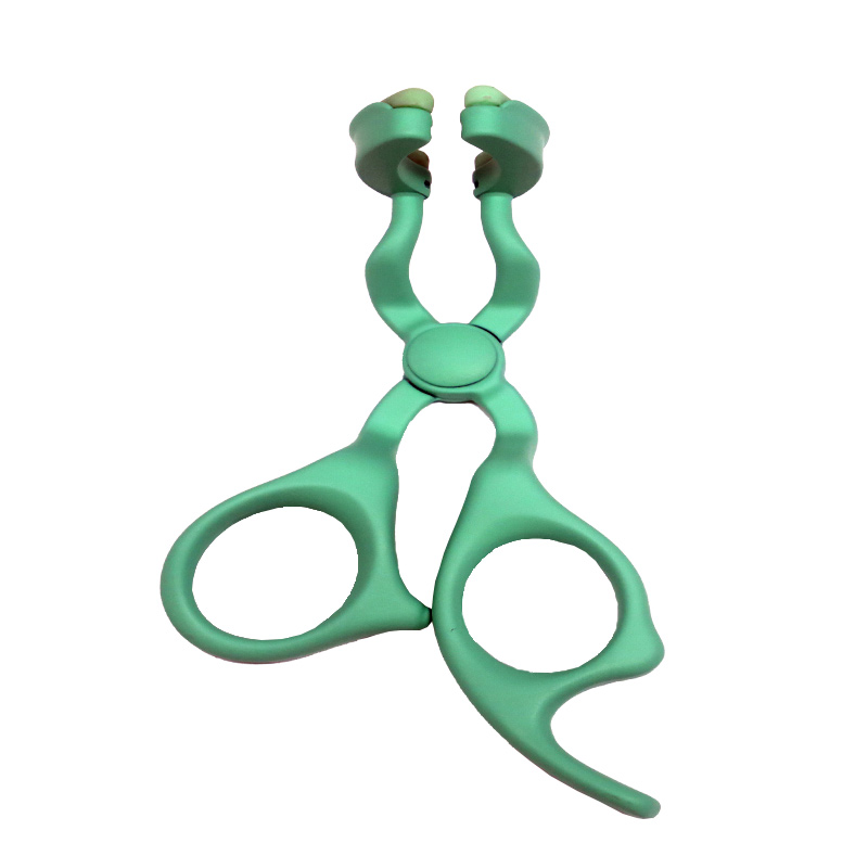 Pripomoček za barvne kontaktne leče